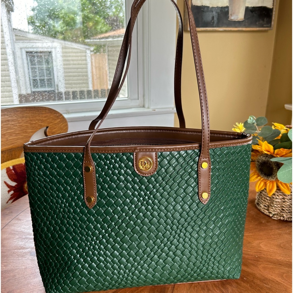 New lightweight vinyl Weave bag with zipper closure